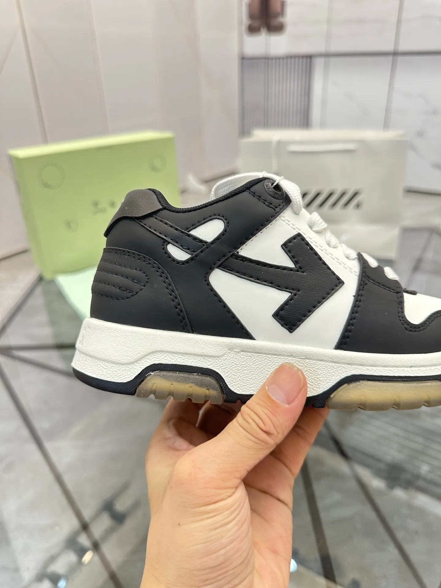 Selling men's shoes 💰: 💰P560¥ High-end top quality (leather buckle plus 10) Product trademark: OFF WHITE * "OFF WHITE*" low-top casual shoes Regular size: 35-45 (can be customized to 46) Couple style Product material: imported first-layer cowhide leather upper, breathable lining, original outsole. No.: H203